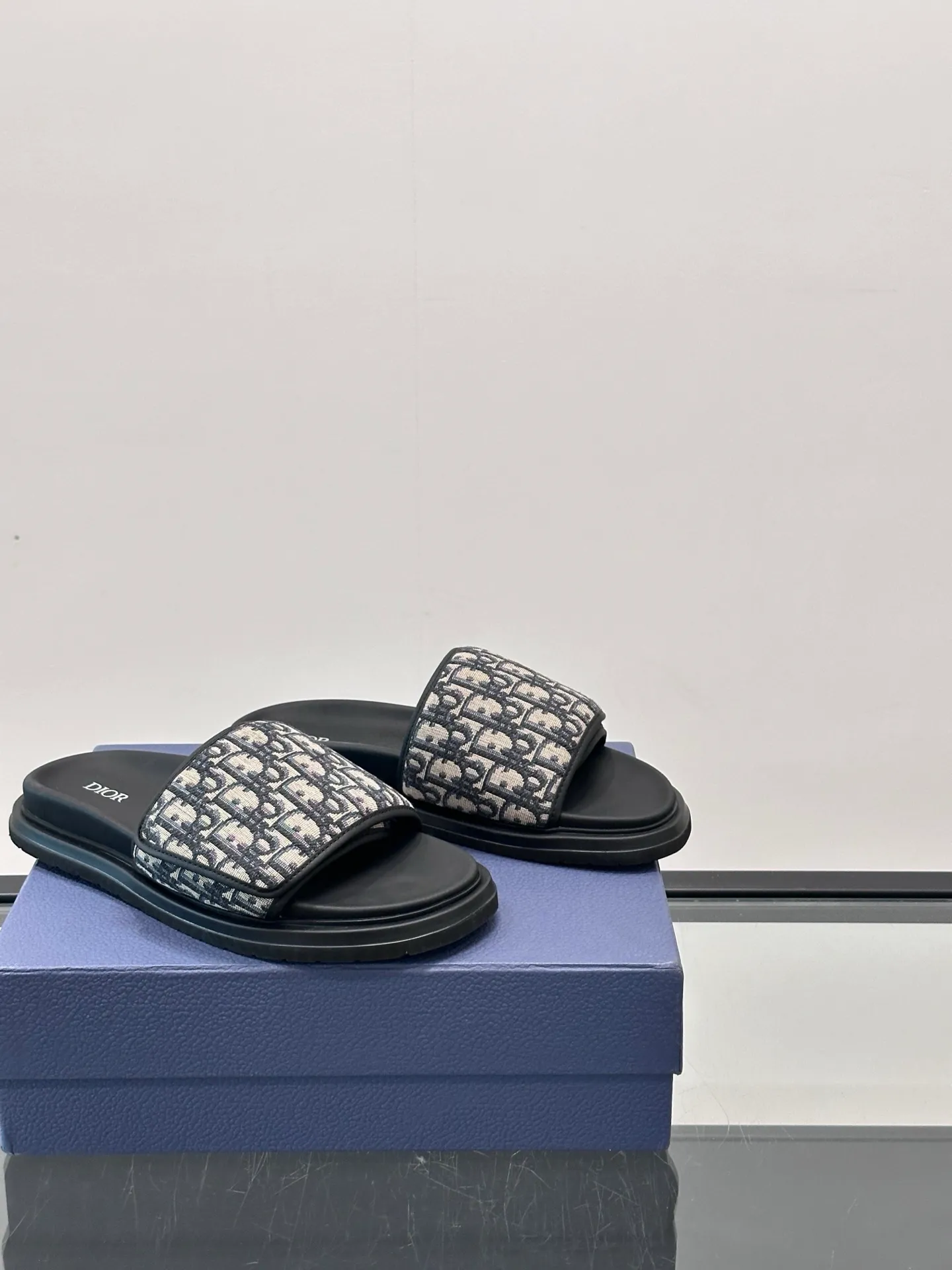 Factory price: 280💰𝐂𝐡𝐫𝐢𝐬𝐭𝐢𝐚𝐧 𝐃𝐢𝐨𝐫 Dior's latest popular sandals, classic upgraded Velcro sandals, original replicas, super durable and versatile, very comfortable on the feet, slimming and white, original cowhide leather upper, sheepskin lining Original d hardware buckle Original molded T men's shoes 💰U outsole Size: 38-44 (.45.46 customized)